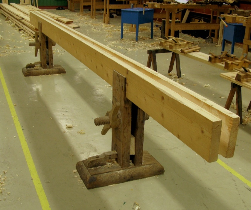 Skottbenk frå Nordmøre av tilsvarande modell som benken på Surnadal bygdemuseum. Denne har fått nye langbord i samband med at han var i bruk til høvling av golvbord på Dovre i 2008. Foto: Roald Renmælmo