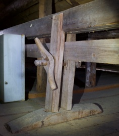 Skottbenken med langbord er av typen som vert stramma med skruvar og har eine foten laus. Lengda er så vidt over 5 meter, 8 alen. Foto: Roald Renmælmo