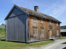 Almåsstuggu som står på Stiklestad museum trenger nytt gulv over kjøkken etter branntilløp i kjøkken